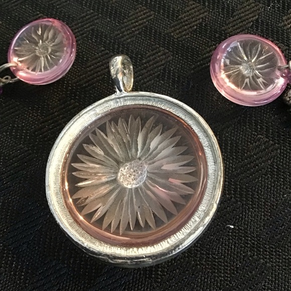 Daisy Pennant with matching earrings. - Picture 3 of 3